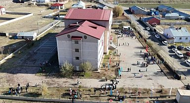 Okulun bahçesinde buluşup ağaç dikme programı gerçekleştirdiler