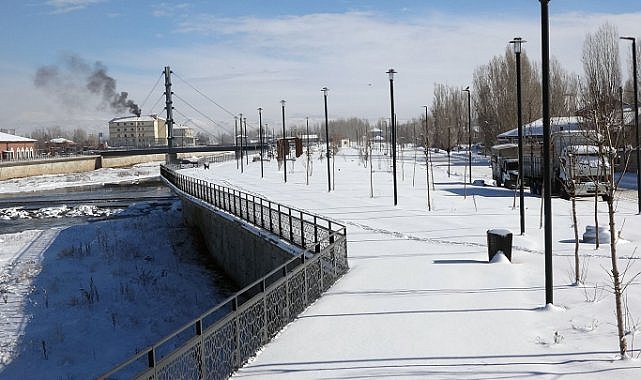 Ağrı'da yollar kapandı çocuklar karı eğlenceye çevirdi