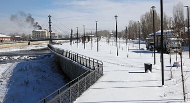 Ağrı'da yollar kapandı çocuklar karı eğlenceye çevirdi