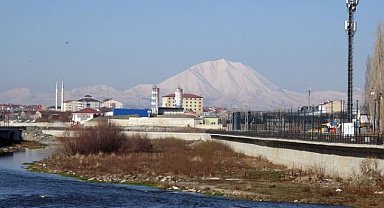 İki mevsimin yaşandığı Ağrı'da zirveler ve şehir merkezi farklı