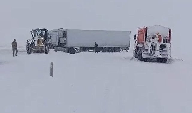 Yoğun yağış nedeni ile Tendürek geçişe kapandı