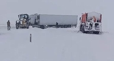 Yoğun yağış nedeni ile Tendürek geçişe kapandı