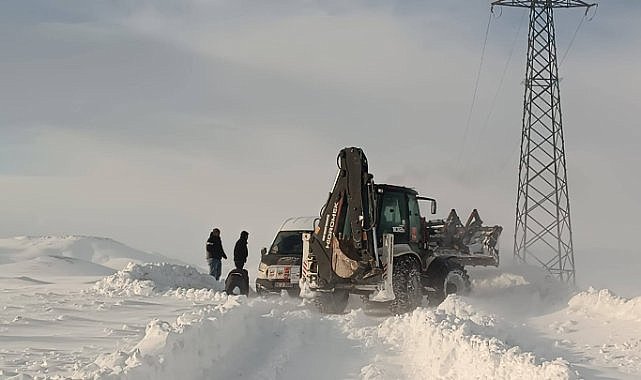 Ağrı'da bastıran yoğun tipi nedeni ile araçlar mahsur kaldı