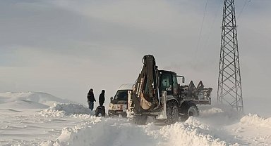 Ağrı'da bastıran yoğun tipi nedeni ile araçlar mahsur kaldı