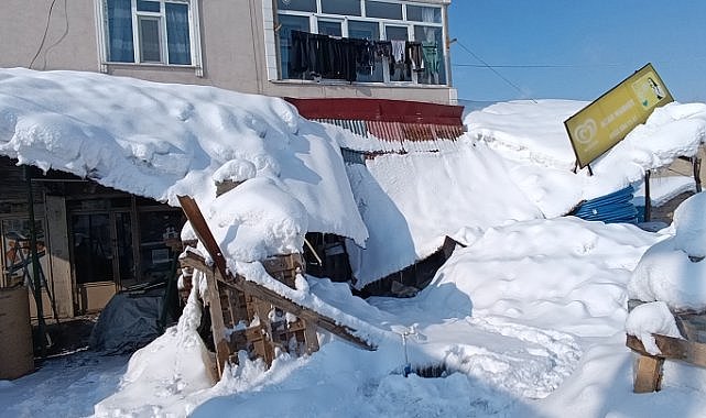 Ağrı'da yoğun kardan çatı çöktü işyerinde maddi hasar oluştu