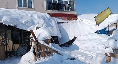 Ağrı'da yoğun kardan çatı çöktü işyerinde maddi hasar oluştu
