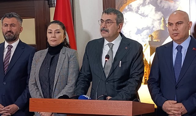 Bakan önce karne dağıttı sonra Ağrı'nın eğitimi hakkında konuştu