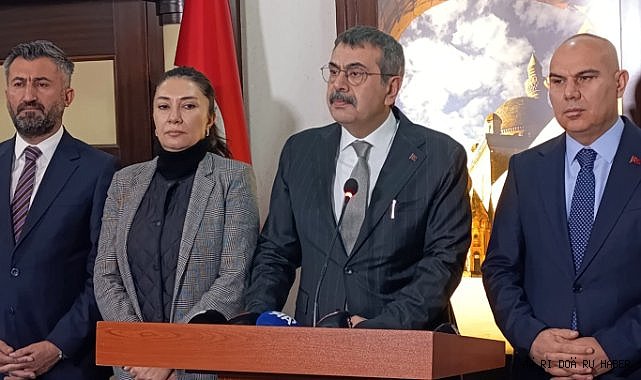 Bakan önce karne dağıttı sonra Ağrı'nın eğitimi hakkında konuştu