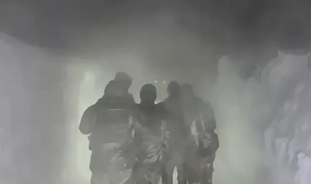 Çıktıkları yolda metrelerce karın içinde mahsur kaldılar