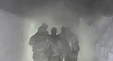 Çıktıkları yolda metrelerce karın içinde mahsur kaldılar