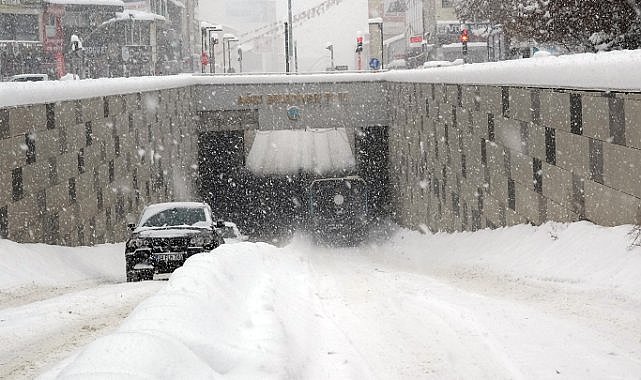 Kar yağışı ile tüm cadde ve sokaklar kapandı