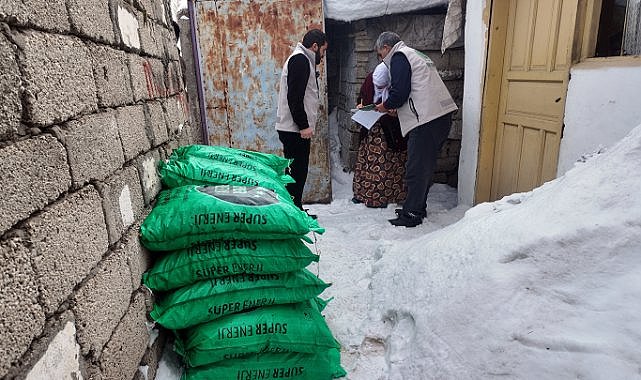 Yakacak sorunu yaşayan ailelerin içini ısıttılar