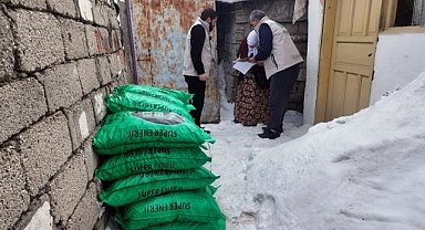 Yakacak sorunu yaşayan ailelerin içini ısıttılar