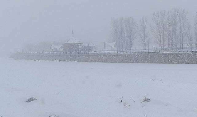 Yoğun kar yağışı ve tipiden dolayı Ağrı'da yüzlerce köy yolu kapandı