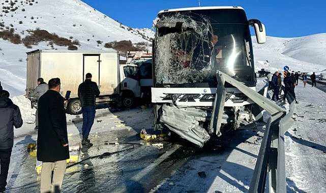 Yolcu otobüsü ile 3 aracın karıştığı trafik kazası meydana geldi
