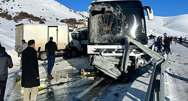 Yolcu otobüsü ile 3 aracın karıştığı trafik kazası meydana geldi