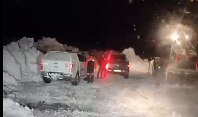 Ağrı'da çığ düştü, ekipler mahsur kalanları kurtarmak için çalıştı