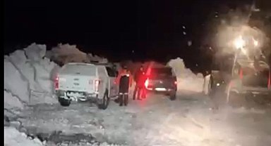 Ağrı'da çığ düştü, ekipler mahsur kalanları kurtarmak için çalıştı