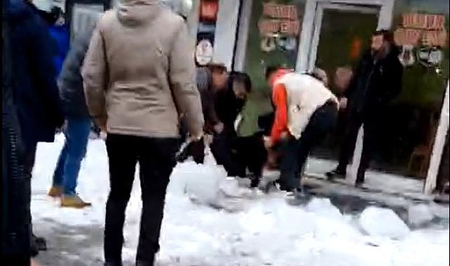 Ağrı'da genç kızın başına kar kütlesi düştü