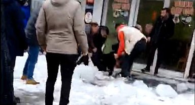 Ağrı'da genç kızın başına kar kütlesi düştü