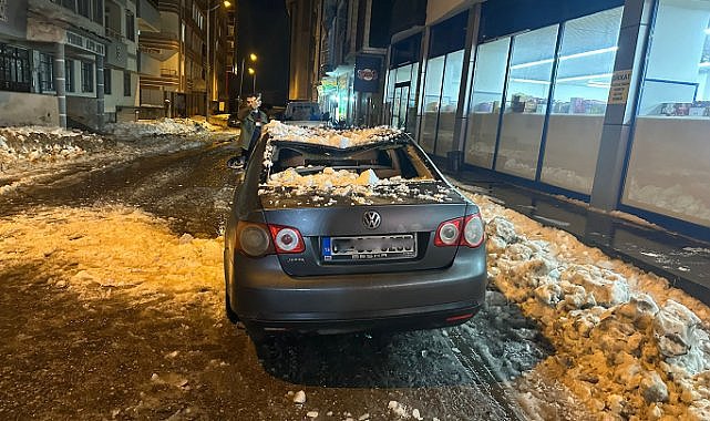 Ağrı'da kar birikintileri araçlara ve çatılara zarar verdi