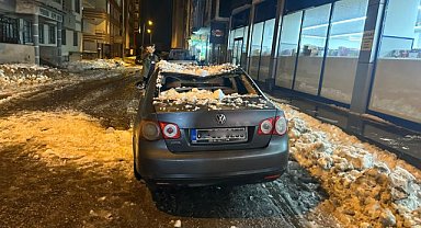 Ağrı'da kar birikintileri araçlara ve çatılara zarar verdi