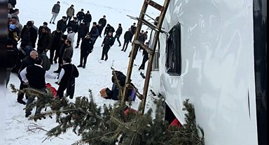 Devrilen otobüste bulunan yolculardan 20'ye yakını yaralandı