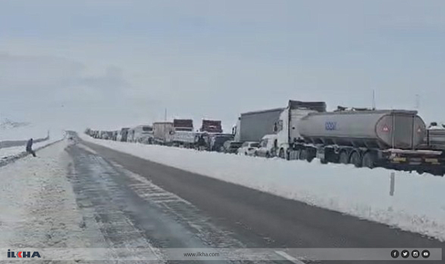 Doğubayazıt Ağrı yolunda uzun araç kuyrukları oluştu
