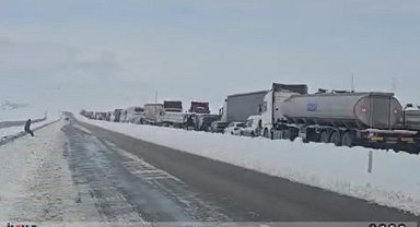 Doğubayazıt Ağrı yolunda uzun araç kuyrukları oluştu