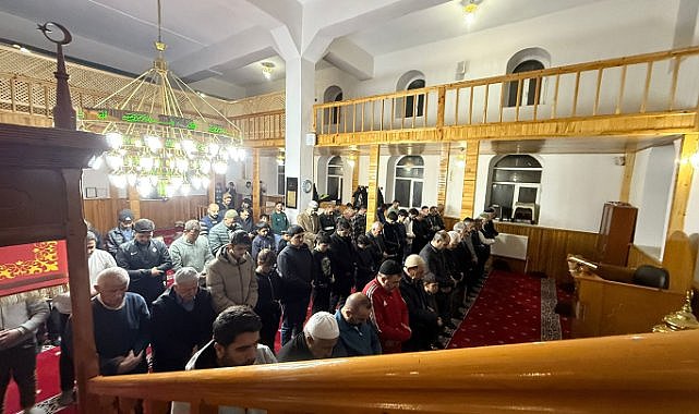 Hem namaz kılacaklar hem de hediye alacaklar