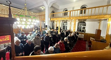 Hem namaz kılacaklar hem de hediye alacaklar