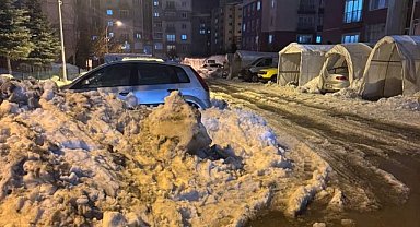 Müdahale edilmeyen kar kütleleri TOKİ'de hayatı güçleştirdi