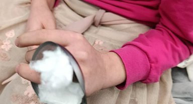 Parmağını sıkıştırdığı metalden itfaiye yardımı ile kurtuldu