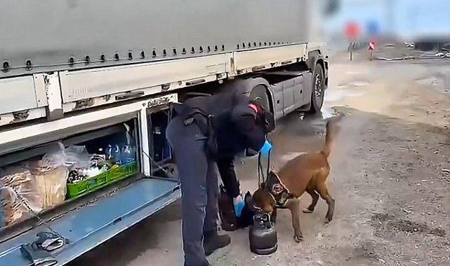 Ağrı'da bir araçta bulunan tüpün içinde uyuşturucu çıktı