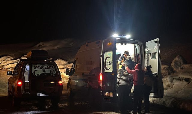 Evinde rahatsızlanan yaşlı adam hastaneye ulaştırıldı