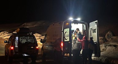 Evinde rahatsızlanan yaşlı adam hastaneye ulaştırıldı