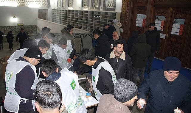 HÜDA PAR Gençlik Kollarından salep ikramı