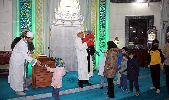 Kural belli, uslu uslu namaz kıl çikolatayı kap