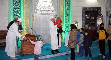 Kural belli, uslu uslu namaz kıl çikolatayı kap