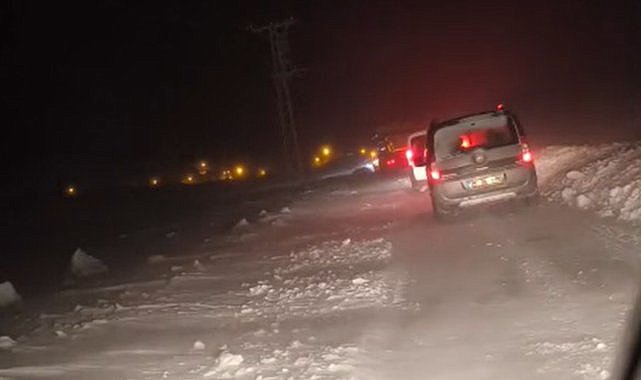 Yoğun kar yağışı köylüleri yolundan geri çevirdi