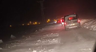 Yoğun kar yağışı köylüleri yolundan geri çevirdi