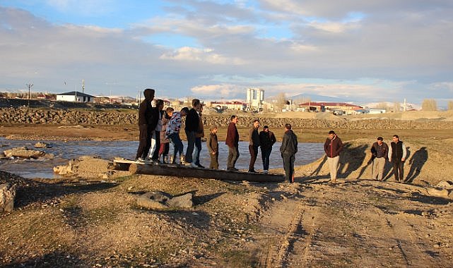 Ağrı'da bu mahalle köprüsüz belediyeye sesleniyor