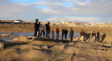 Ağrı'da bu mahalle köprüsüz belediyeye sesleniyor