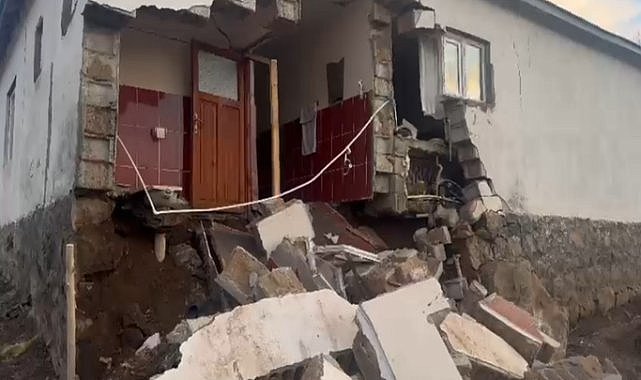 Ağrı'da meydana gelen depremde yıkıntılar görüntülendi