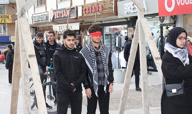 Cumhuriyet Caddesinde dar ağacı kurdular