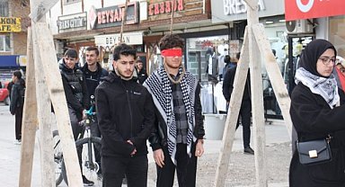 Cumhuriyet Caddesinde dar ağacı kurdular