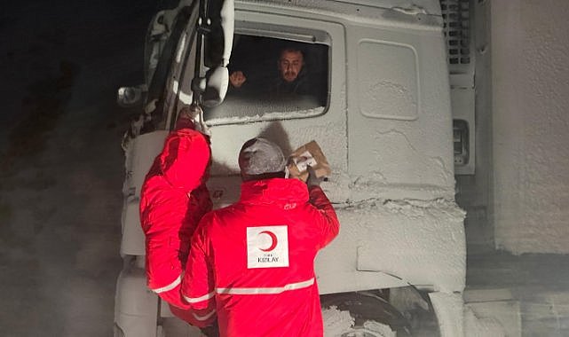 Kar yağışından dolayı ağır tonajlı araçlar ilerleyemiyor