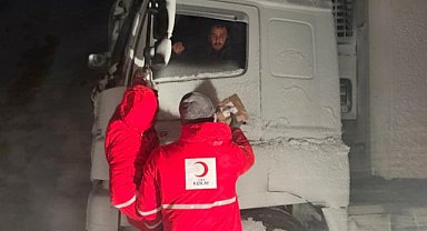 Kar yağışından dolayı ağır tonajlı araçlar ilerleyemiyor