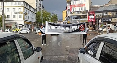 Madde bağımlılığına karşı gençler trafikte pankart açtı