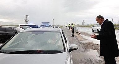 Vali Bozkurt durdukları araçlardaki vatandaşlarla sohbet etti